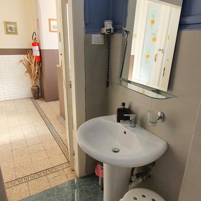 Affittacamere Museo - Camera Tripla con Bagno Privato Esterno - 16