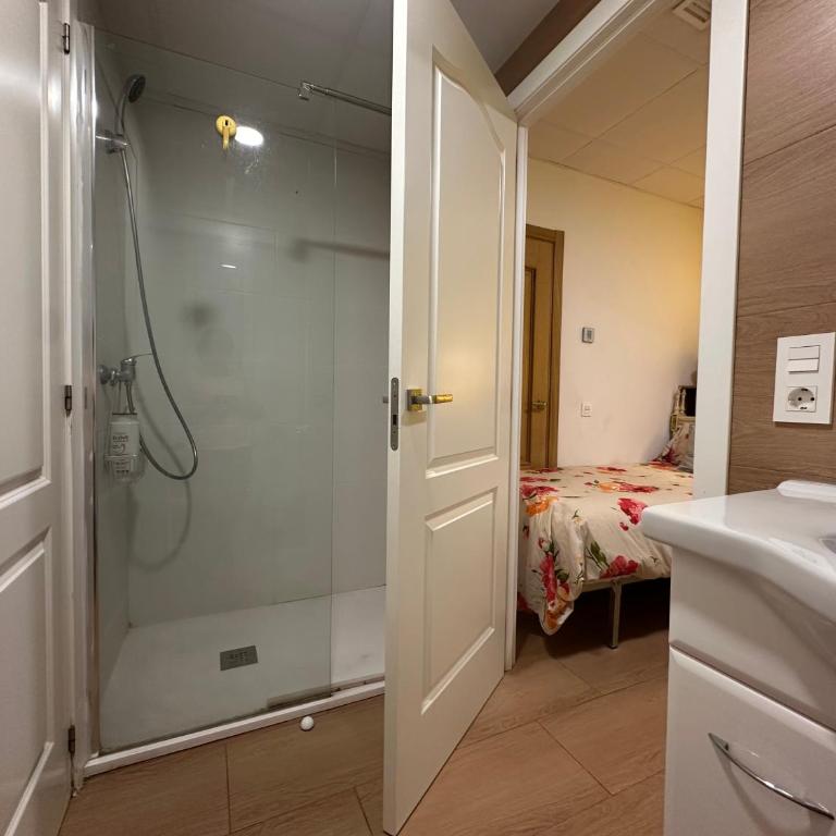 Mirador 2 del Mercado Central - habitacion con baño privado en el centro de la Ciudad Vella - Mixed Dormitory Room - 21