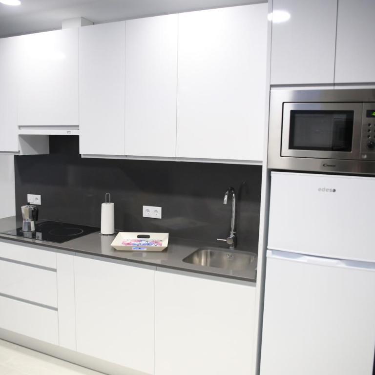 E&R-2 Plaza España - One-Bedroom Apartment - 8