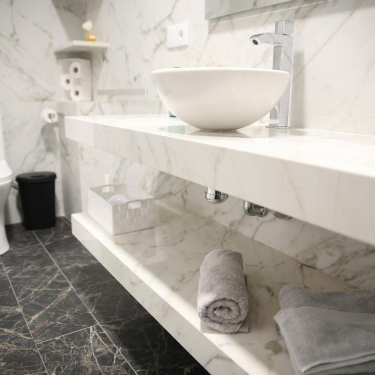 E&R-2 Plaza España - One-Bedroom Apartment - 16