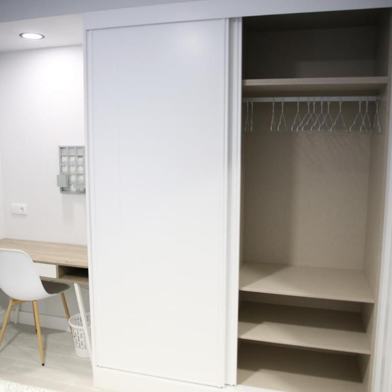 E&R-2 Plaza España - One-Bedroom Apartment - 30