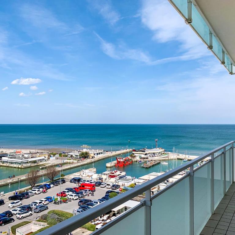 LUXURY BLUE LIVING RICCIONE PORTO - Three-Bedroom Apartment - 28