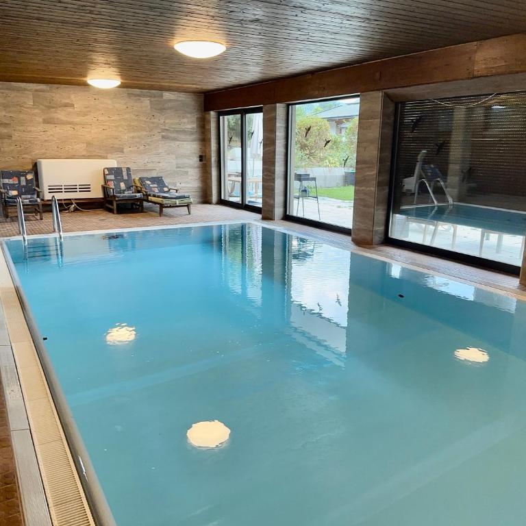 Haus Wenger Mountain View & Swimming Pool - Vierbettzimmer mit Bergblick - 1