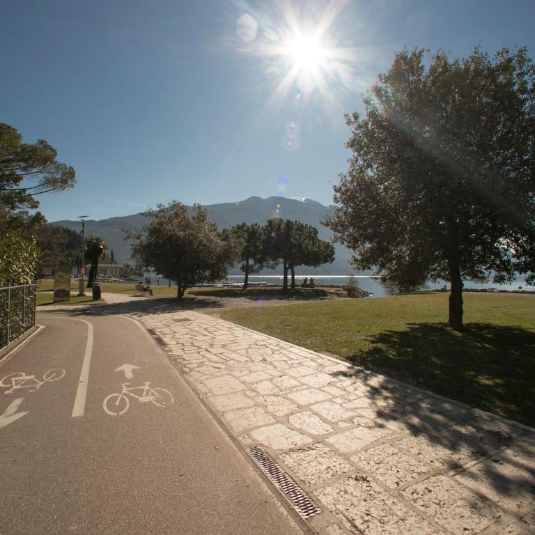 Riva Lago e Spiaggia Apartment - Happy Rentals - Appartamento con Vista Montagna - 9