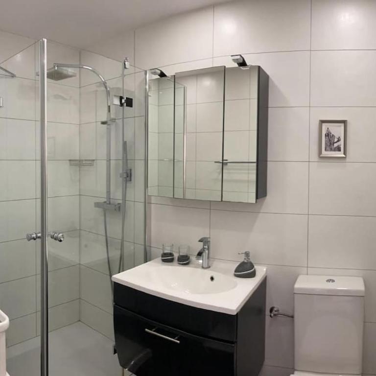Renovated Studio | Dream Views • Balcony • Free Parking - Apartamento de 1 dormitorio - 14