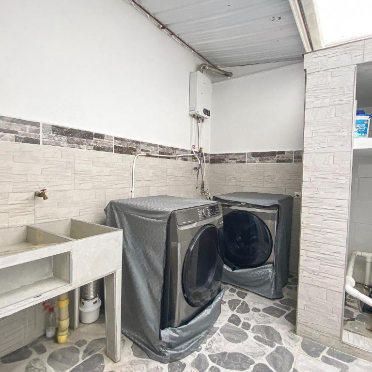 Casa con piscina privada en Cali, cerca a Cosmocentro - Four-Bedroom House - 17