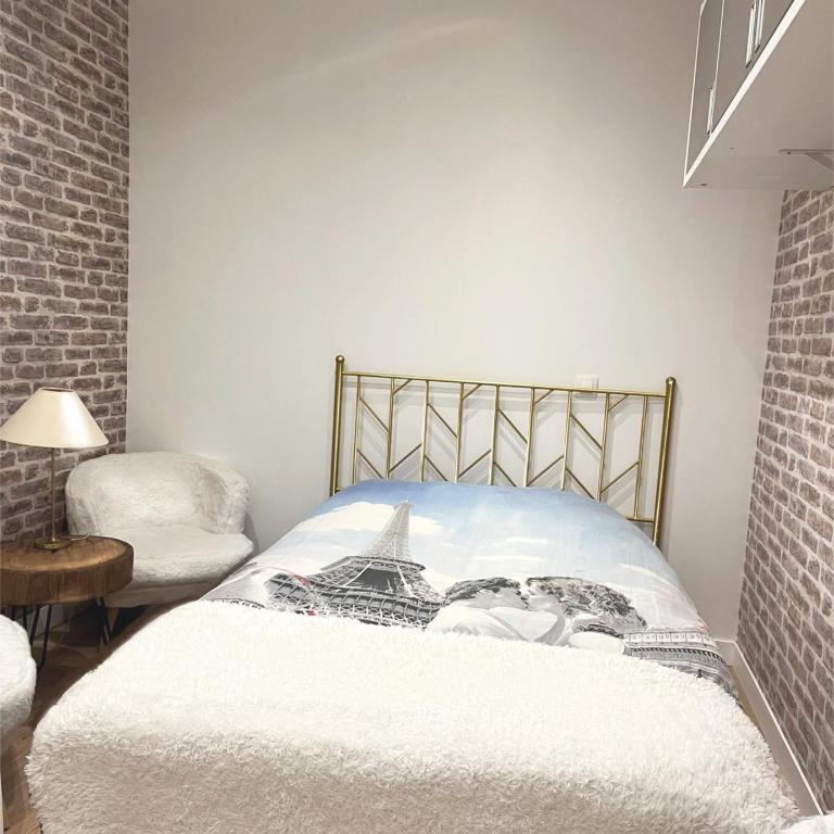 Eiffel Tower studio with patio - Studio-Apartment - 8