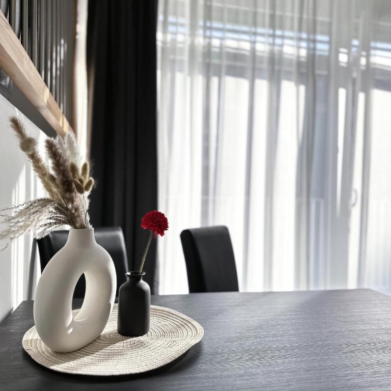 Grazora Living Apartments - Suite mit Kingsize-Bett und Balkon - 2