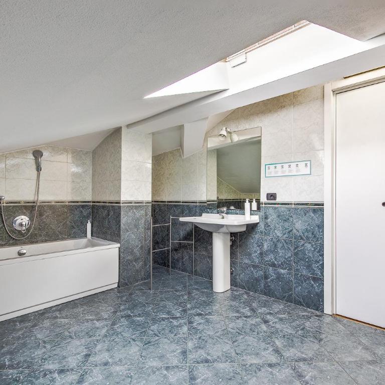 Attic in Como Center + Parking - Appartamento con 2 Camere da Letto - 3