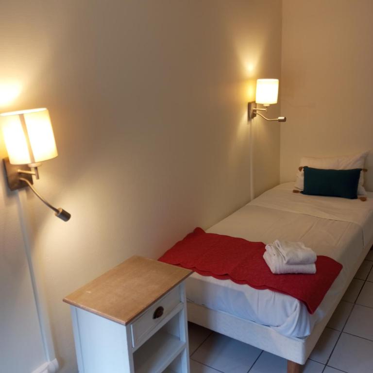 Logis Hôtel Louise de Savoie - Chambre Triple Basique - 4