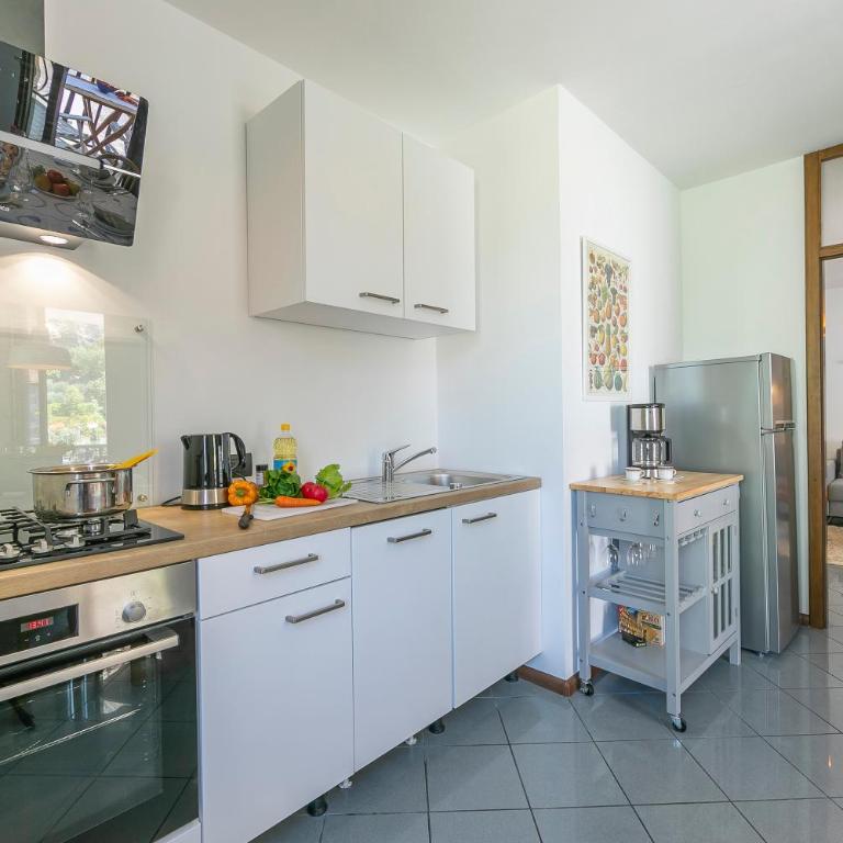 The Rock View - Happy Rentals - Apartment with Balcony - 6