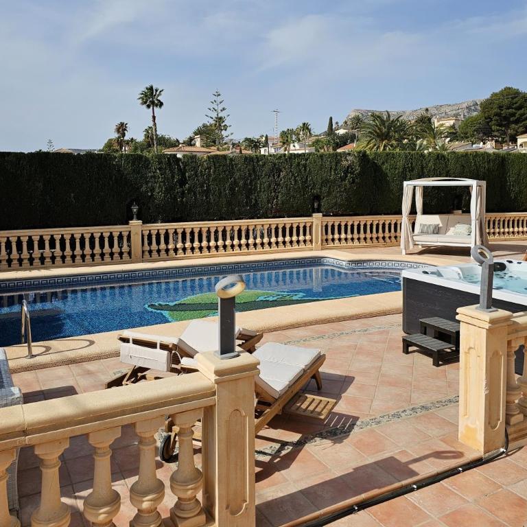 Luxury Villa - pool, hot tub, aircon, TVs, home cinema, office, Gbit Internet, sports equipment - Villa - 1