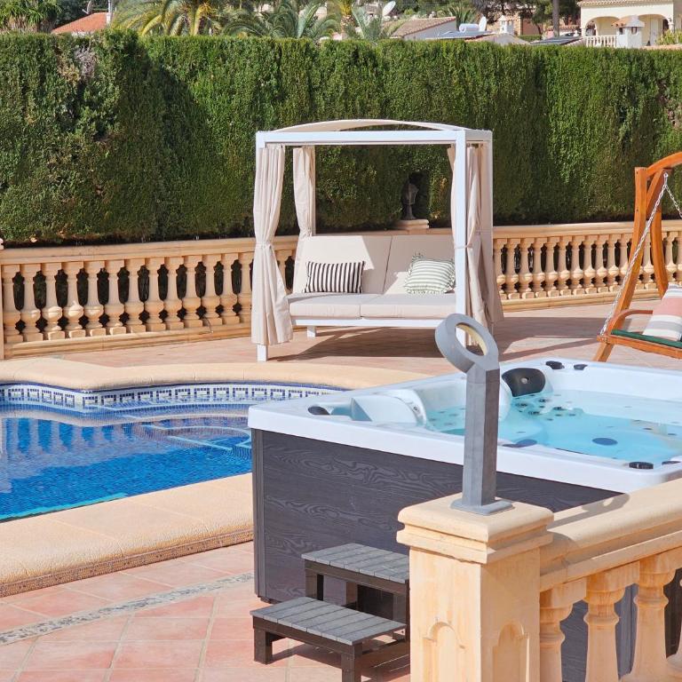 Luxury Villa - pool, hot tub, aircon, TVs, home cinema, office, Gbit Internet, sports equipment - Villa - 3