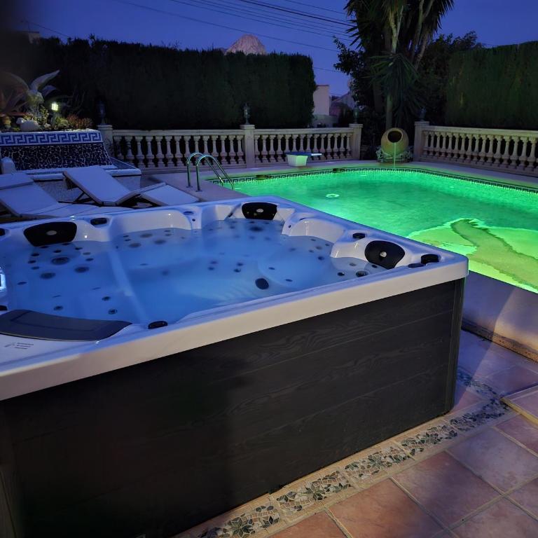 Luxury Villa - pool, hot tub, aircon, TVs, home cinema, office, Gbit Internet, sports equipment - Villa - 6