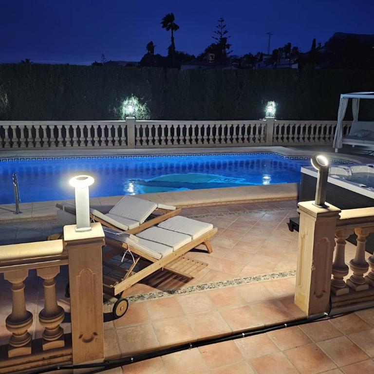 Luxury Villa - pool, hot tub, aircon, TVs, home cinema, office, Gbit Internet, sports equipment - Villa - 5