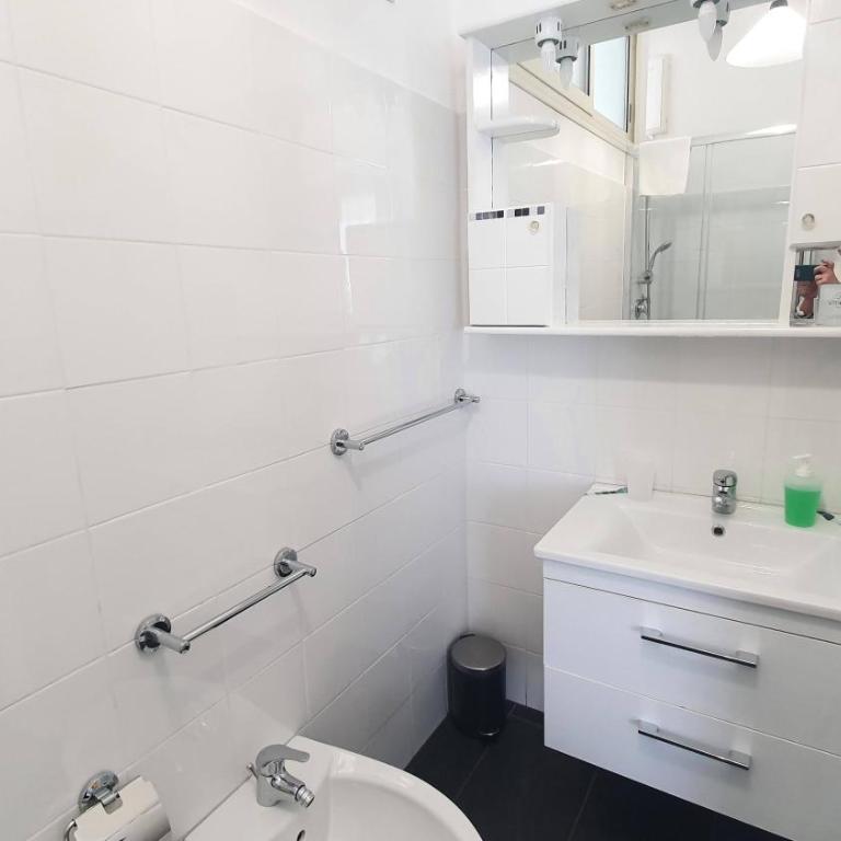 Limited Edition Guesthouse - Quadruple Room with Private Bathroom - 10