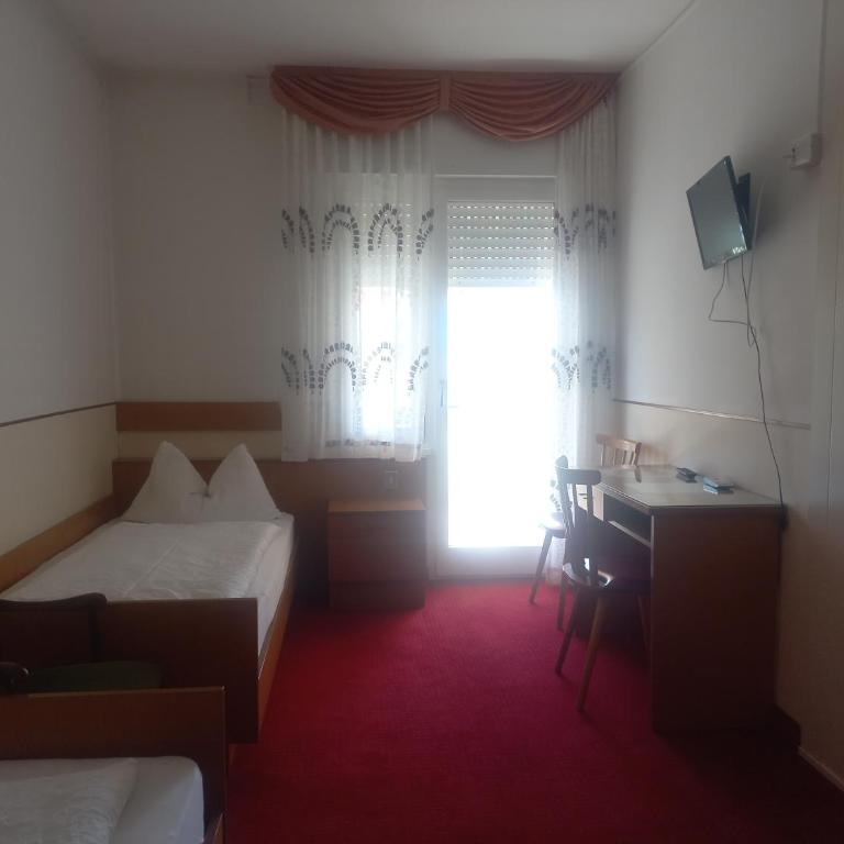 Hotel Lux - Camera Classic Doppia con Letti Singoli - 4