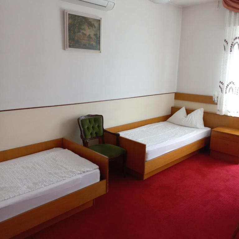 Hotel Lux - Camera Classic Doppia con Letti Singoli - 8