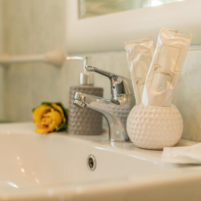 Villa Caramia - Camera Matrimoniale/Doppia con Letti Singoli con Bagno - 11