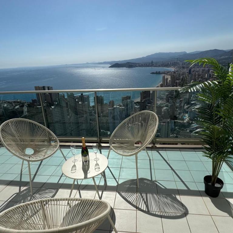 Highest penthouse with best skyline & sea views - One-Bedroom Apartment - 3