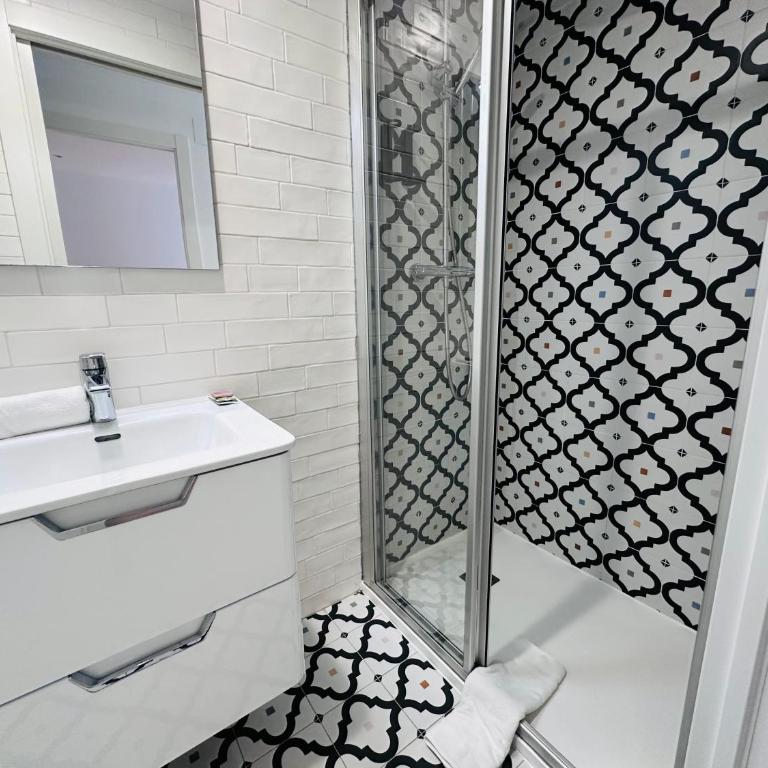 Rainbow Apartments BY BLAUSITGES - Apartamento con balcón - 7