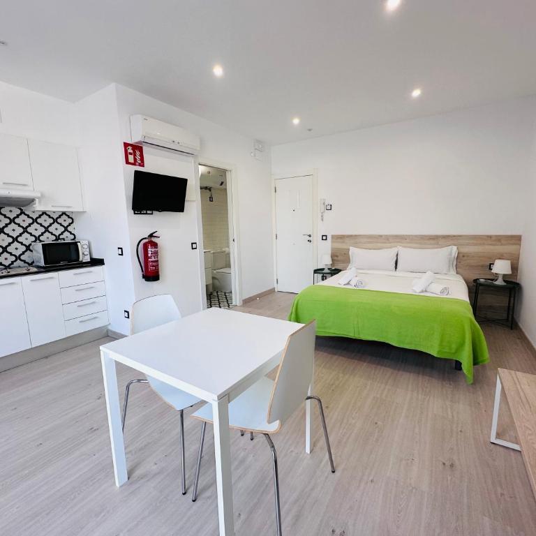 Rainbow Apartments BY BLAUSITGES - Apartamento Estudio con balcón - 9