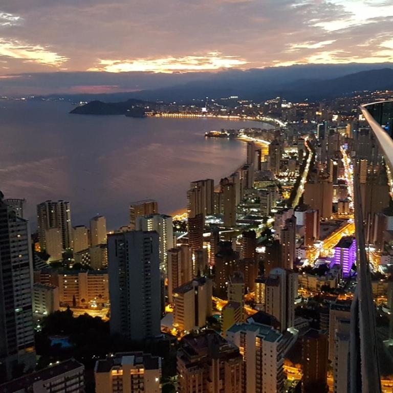 42nd floor - Penthouse VIP with private terrace and sea views - Three-Bedroom Apartment - 12