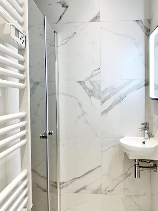 Luxuriously furnished bright newly renovated oasis - Appartement 2 Chambres - 14