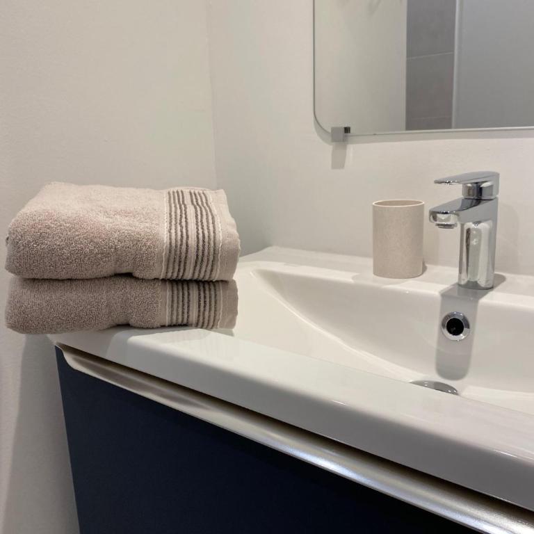 Appartement T3 gare de Chambéry centre ville - Two-Bedroom Apartment - 42