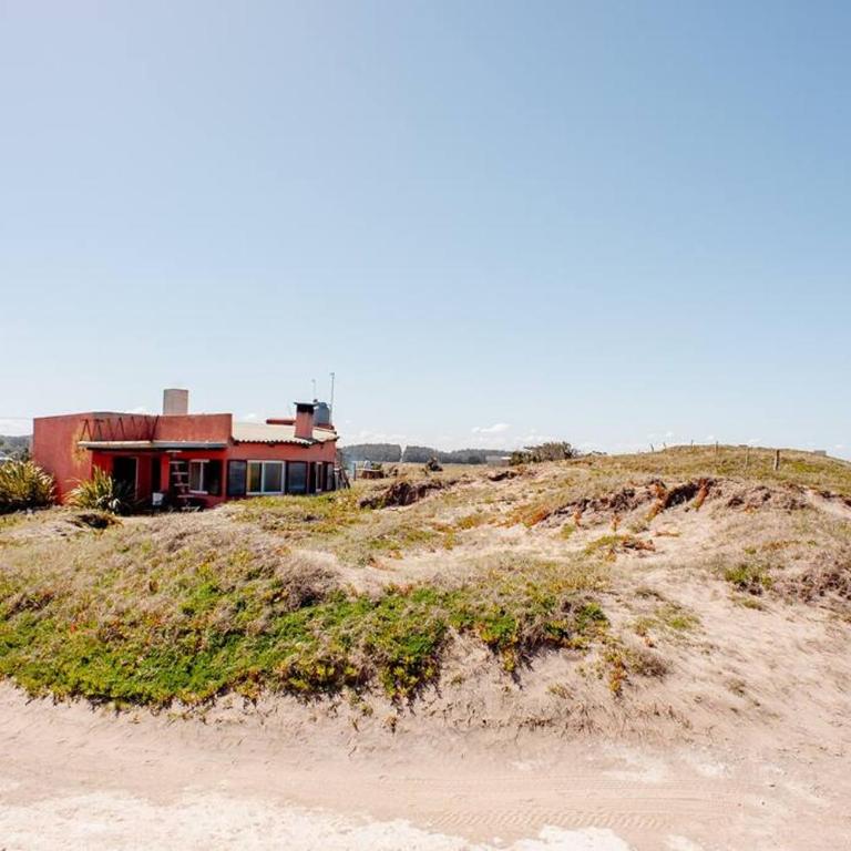 LaGloriaMds - Three-Bedroom House - 1