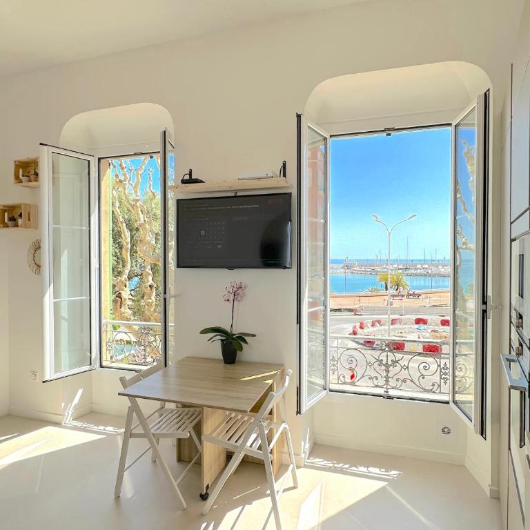 MENTON # MONACO - F1 GP - 4 PERSONS - SEA VIEW - NEW - PARKING - CLIM - PREMIUM - BEACH and SUN - One-Bedroom Apartment with Sea View - 5
