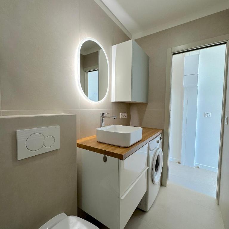 MENTON # MONACO - F1 GP - 4 PERSONS - SEA VIEW - NEW - PARKING - CLIM - PREMIUM - BEACH and SUN - One-Bedroom Apartment with Sea View - 15