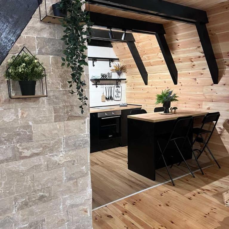 Pine forest-Black - Room #1184319401 - 20