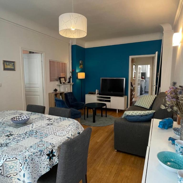 Spacious family nest facing Square des Épinette - Appartement - 1