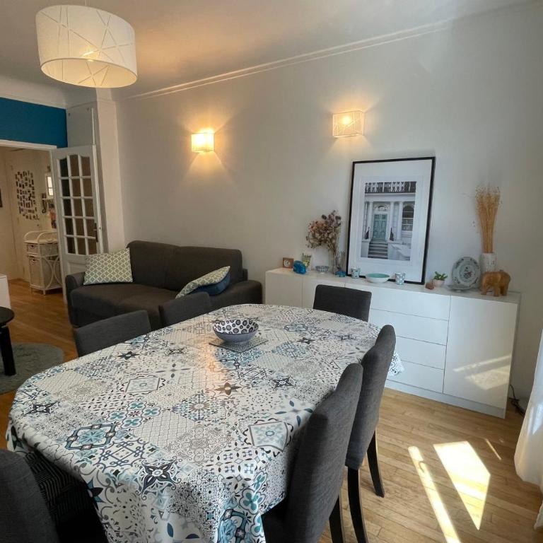 Spacious family nest facing Square des Épinette - Appartement - 4