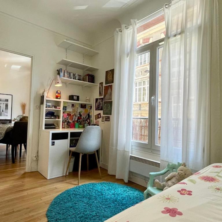 Spacious family nest facing Square des Épinette - Appartement - 5