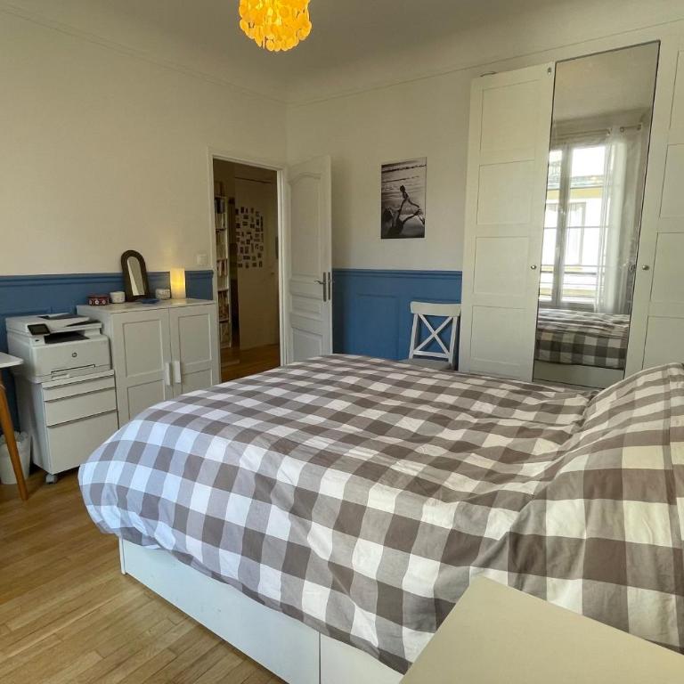 Spacious family nest facing Square des Épinette - Appartement - 6