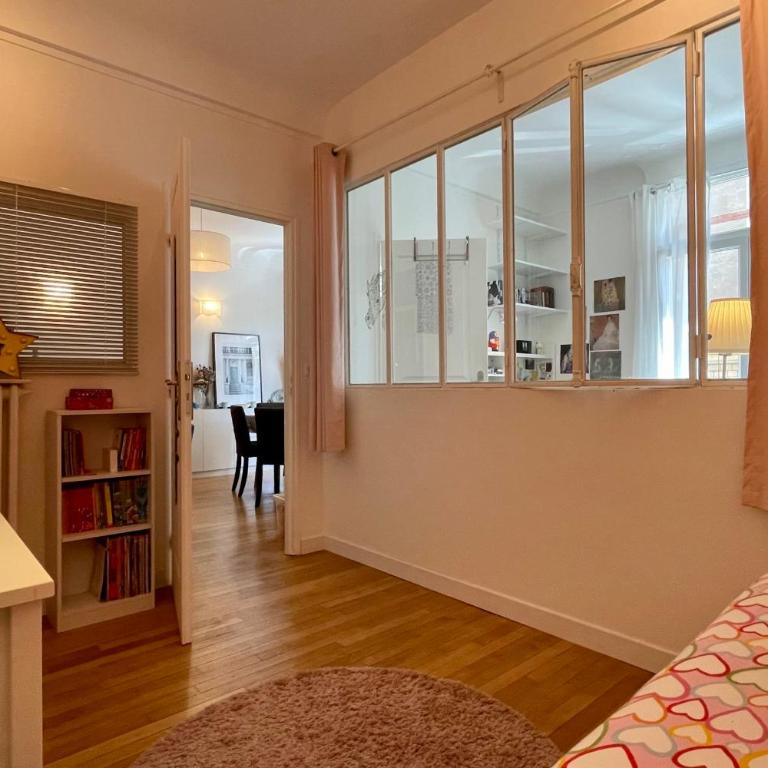 Spacious family nest facing Square des Épinette - Appartement - 8