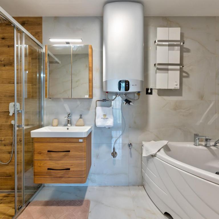 Golden Panorama Spa & Wellness - Deluks Apartman sa Jednom Spavaćom Sobom i Hidromasažnom Kadom - 2