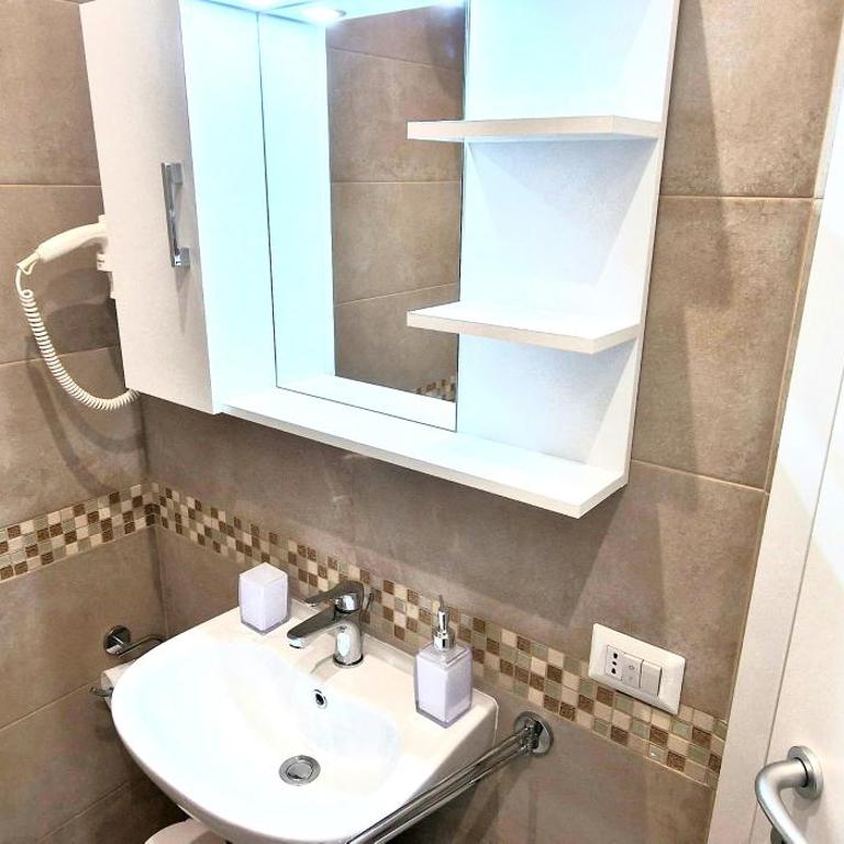 Cecilia Rome House - Camera Singola con Bagno Privato - 16
