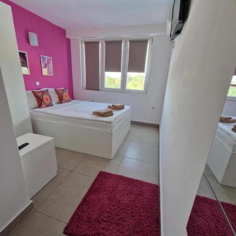 Flamingo Resort - Dvokrevetna Soba sa Bračnim Krevetom i Pogledom na Bazen - 1
