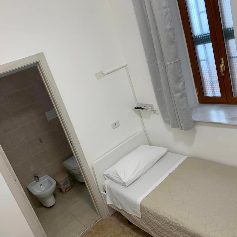 MIRIS home fast and comfortable with self check in 8 minutes walk near Naples airport - Single Room with Private Bathroom - 15