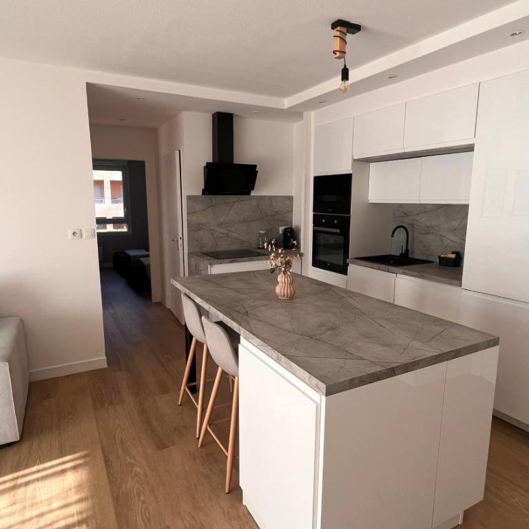 Appartement 2 chambres dans résidence avec piscine et parking - Two-Bedroom Apartment - 14