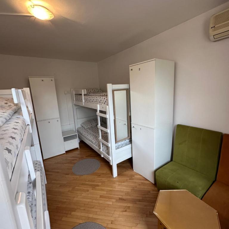 One Love - Twin Room with Shared Bathroom - 2