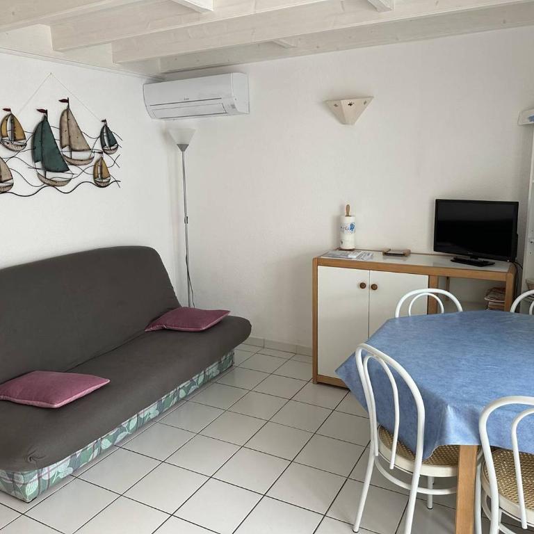 HOLIDAYLAND 239 VILLA T3 MEZZANINE 8 couchages climatisé avec véranda NARBONNE PLAGE - Maison 2 Chambres - 8