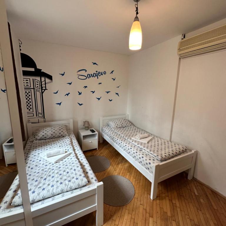 One Love - Twin Room with Shared Bathroom - 2