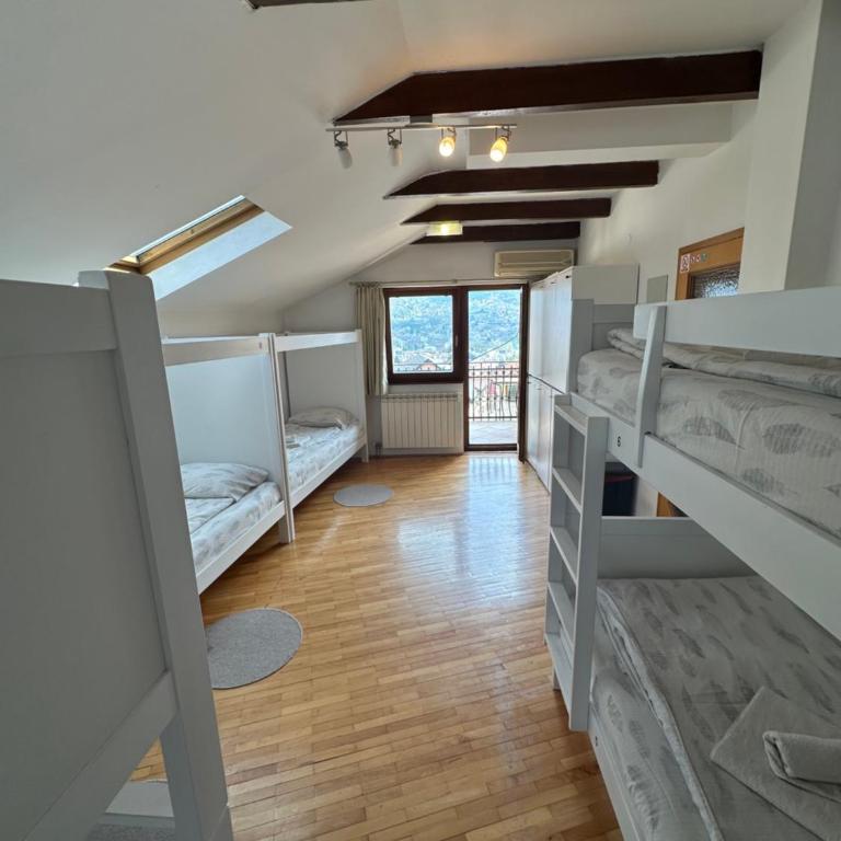 One Love - Bed in 6-Bed Dormitory Room - 3