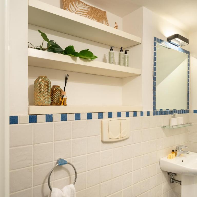 Via Cimabue 8b - Florence Charming Apartments - Metropolitan Loft in Florence - 20 minute walk to city center - excellent base for exploring - less than 5 minute walk to the supermarket - amazing bakery on the corner - Loft - 24