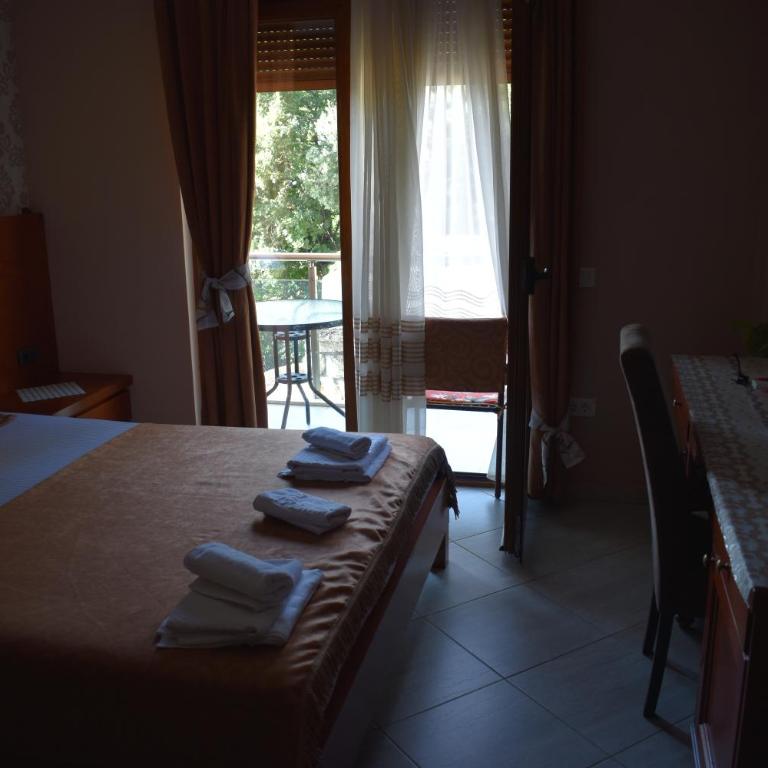 Hotel Velkom - Dvokrevetna soba sa Bračnim Krevetom, Terasom i Pogledom na More - 3