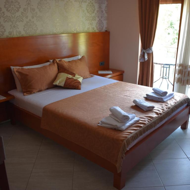 Hotel Velkom - Deluks Dvokrevetna Soba sa Bračnim Krevetom i Bočnim Pogledom na More - 1